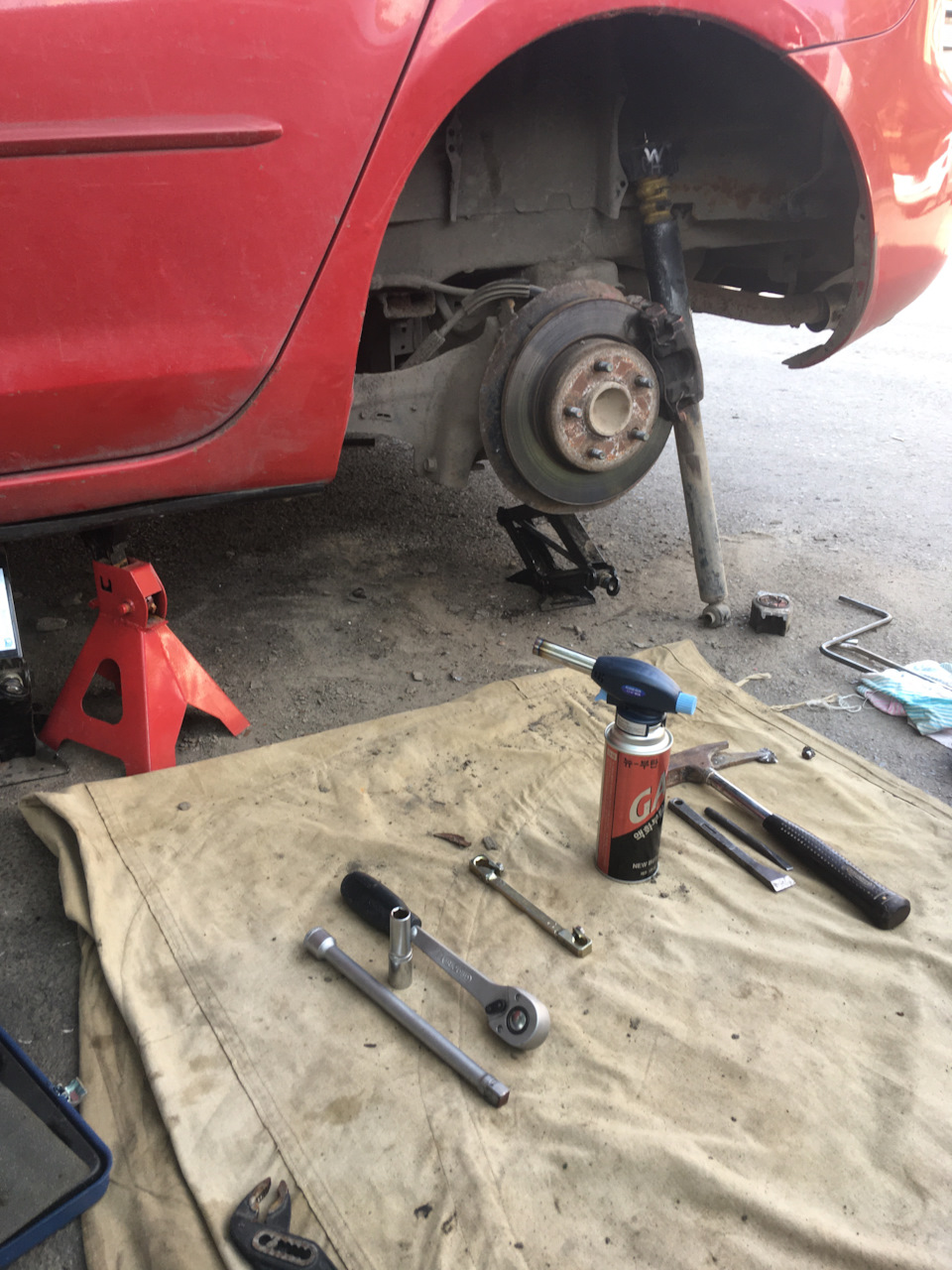 Для тех кто впервые будет менять опору заднего амортизатора — Mazda 3 ...