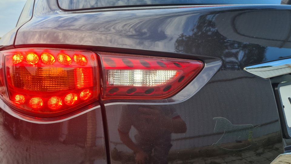 Диоды в задние ходовые огни — Infiniti QX70, 3,7 л, 2016 года ...
