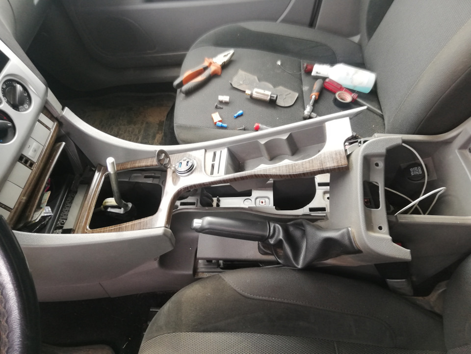 Usb зарядка + вольтметр вместо прикуривателя — Ford Focus II Hatchback ...