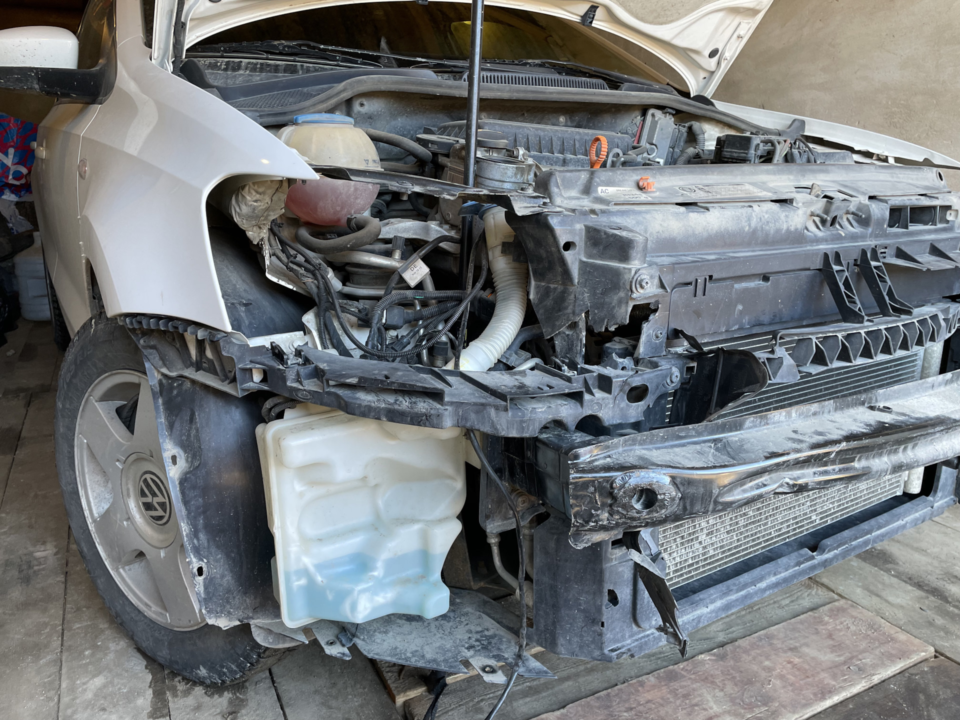 Volkswagen polo sedan без бампера. Фольксваген поло 5 без бампера. Фольксваген поло снятие переднего бампера. Бампер фольксваген поло 2012. Схема крепления бампера фольксваген поло.