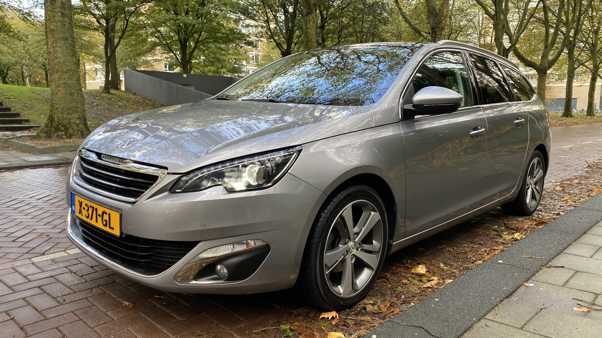 Peugeot 308 SW (2G) 1.2 бензиновый 2014 | 1.2 е-THP Allure на DRIVE2