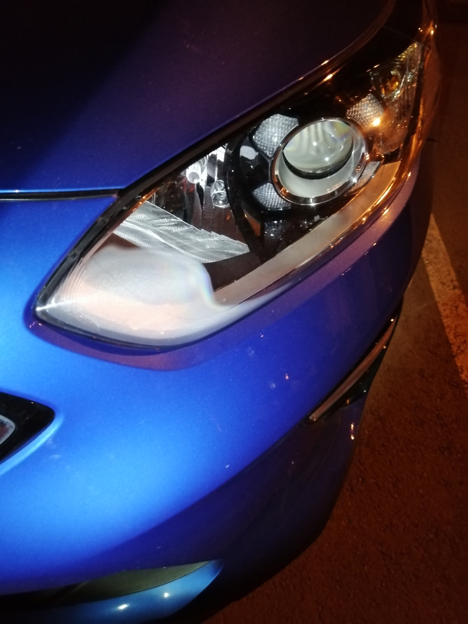 Заметил странные следы на фаре — KIA Ceed SW (3G), 1,6 л, 2019 года ...