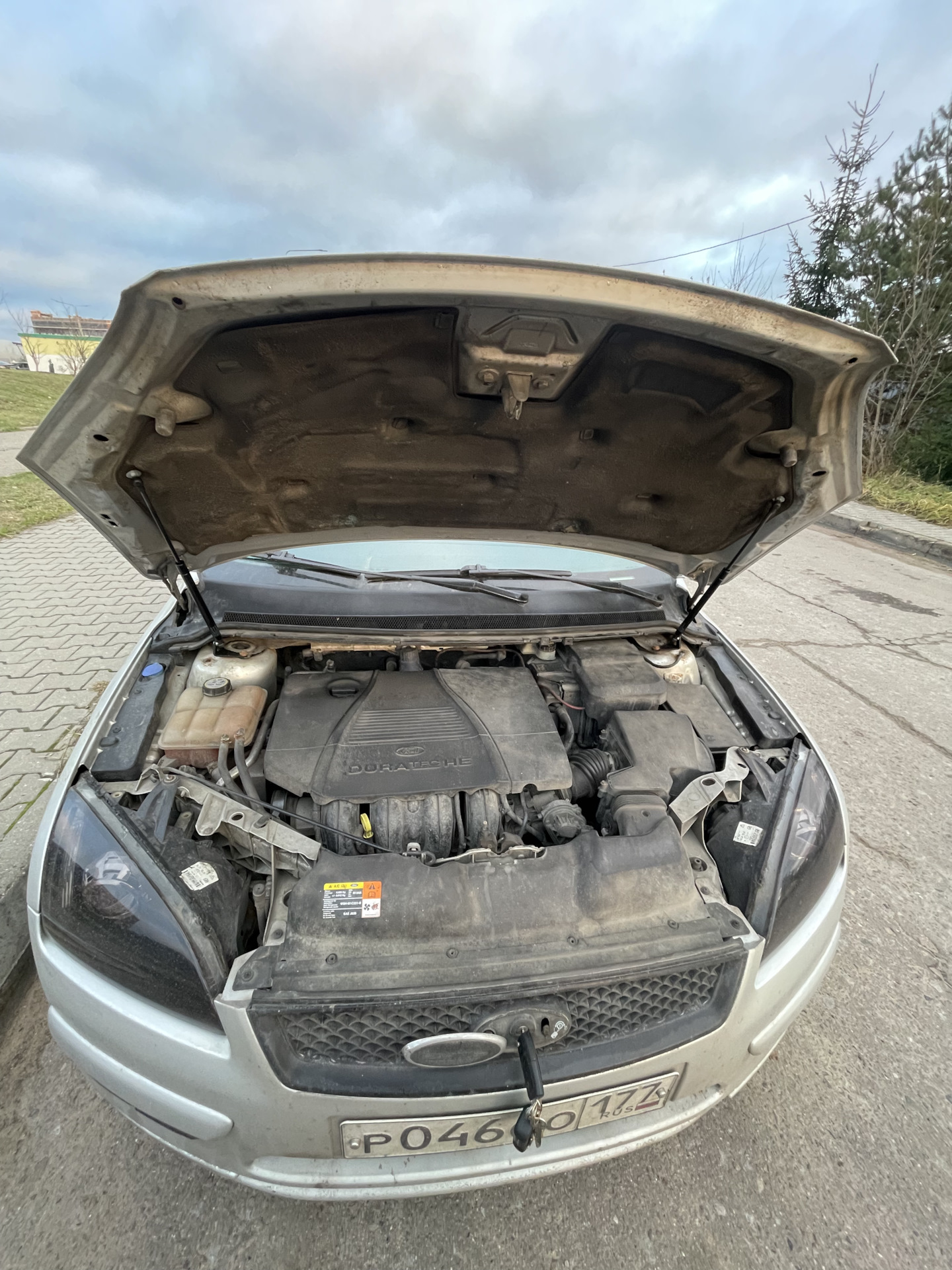 Амортизаторы капота на Форд фокус 2 — Ford Focus Sedan II, 1,8 л, 2007 ...