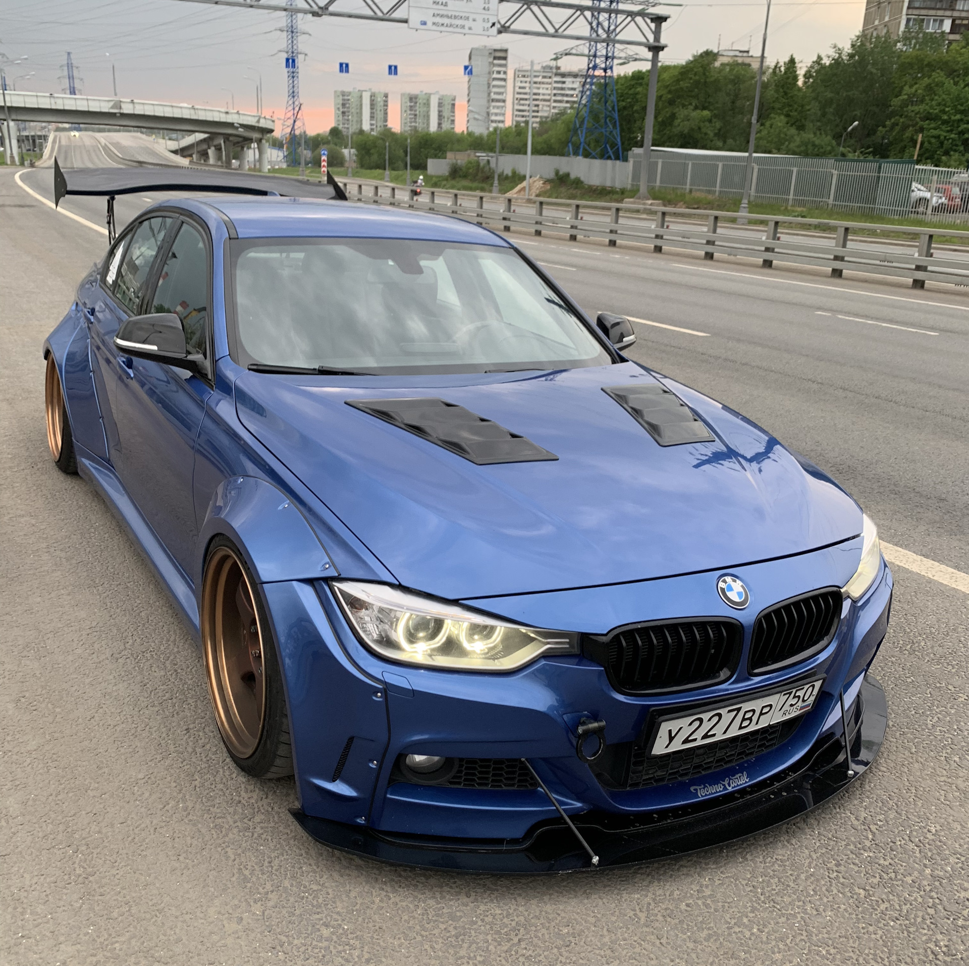 Бмв трешка. BMW 335i. BMW 335 2019. Синяя трешка БМВ 666. БМВ трешка 328.