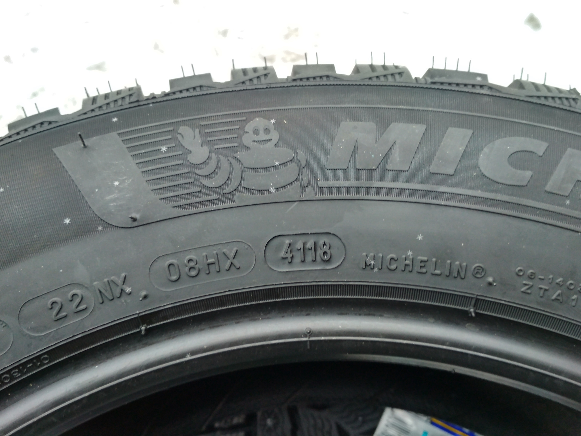 Где на шинах указан год выпуска фото. Шины Мишлен Дата изготовления шин. Дата производства шины Michelin. Дата выпуска на шинах Мишлен. Шины Дата производства michelin08xx.