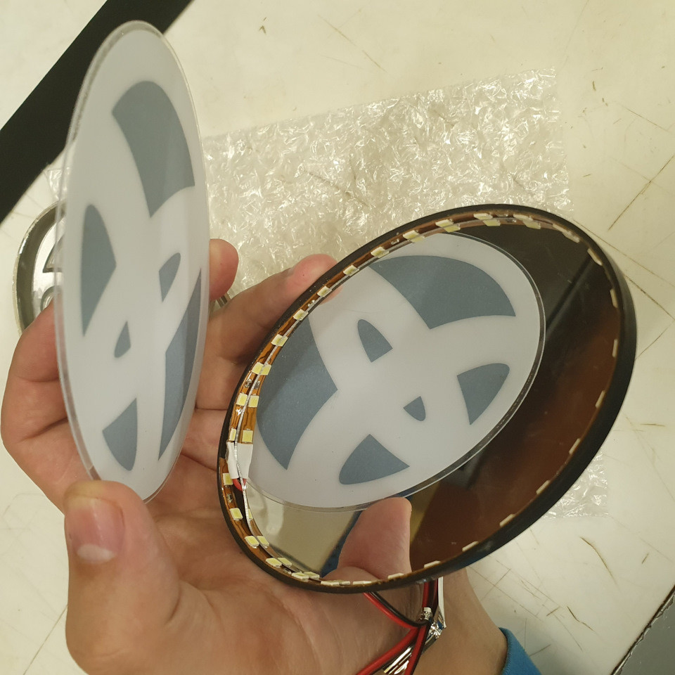 Значок Тойота с подсветкой — Toyota Prius (50), 1,8 л, 2015 года ...