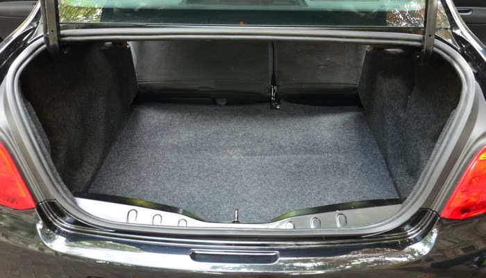 Вот такой голый багажник у пежо — Lada Vesta SW Cross (1G)