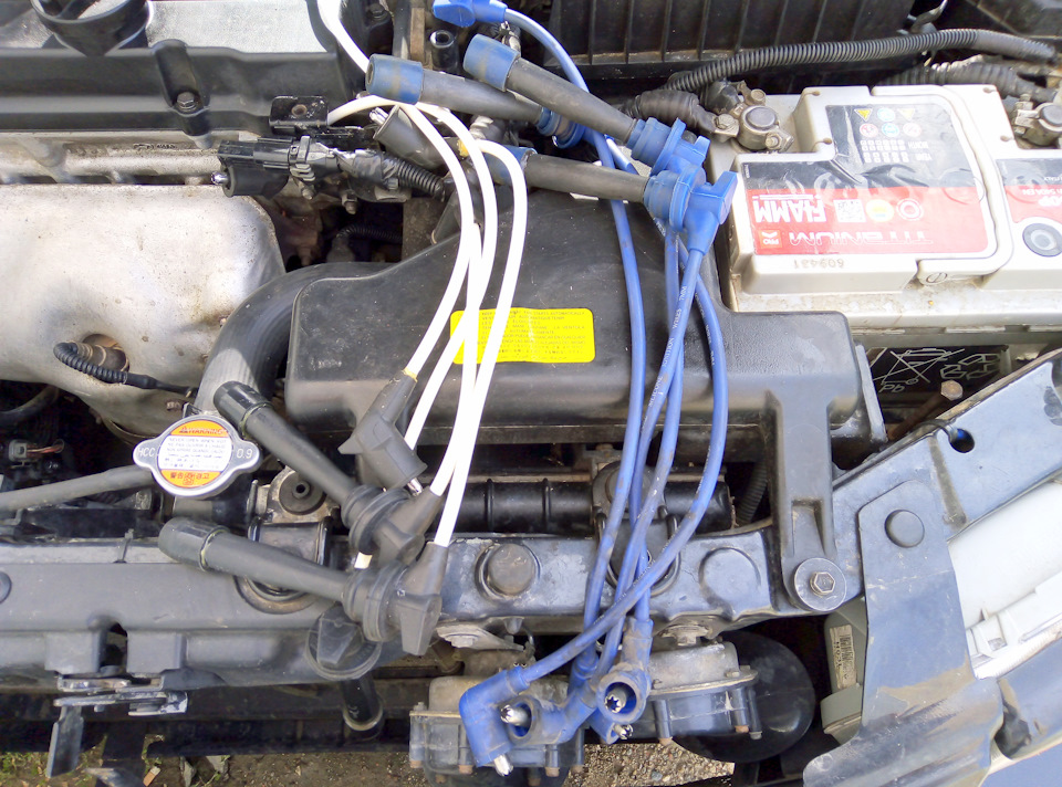 Новые провода, а так же Гранд Прикс на запас. Очередной запас я бы сказал. Так как оригинальные рабочие провода так же лежат в запасе) — Hyundai Accent (2G)