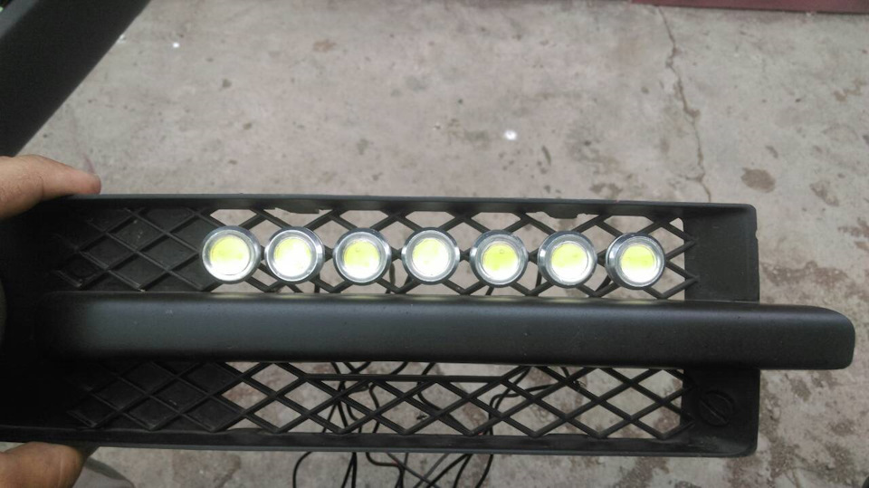 Ходовые огни на ваз 2105. Дневные ходовые огни в решетку радиатора citroen, c4. Дхо в решетке радиатора. Дневные ходовые огни с радиатором. Ходовые огни в решетку.