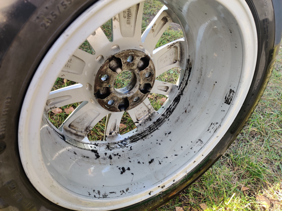 Убрал старый скотч от грузиков. — Volkswagen Passat B7