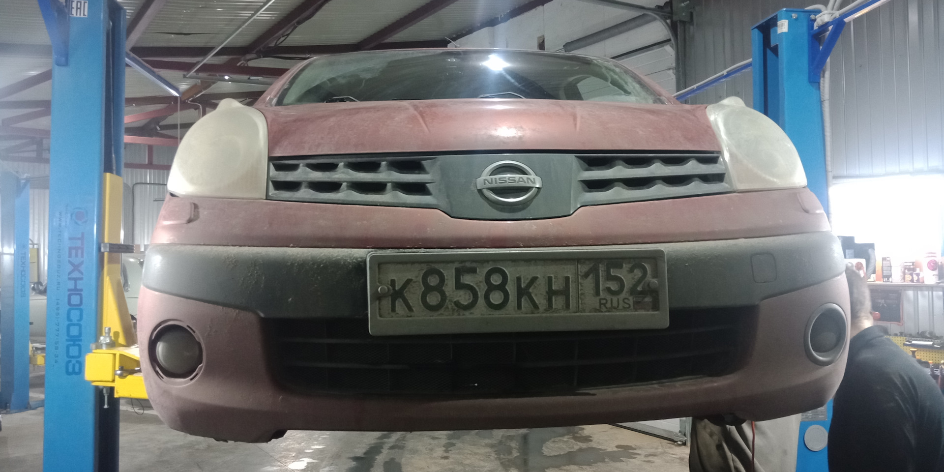 Замена резинок на реактивной тяге подрамника. — Nissan Note (1G), 1,6 л ...