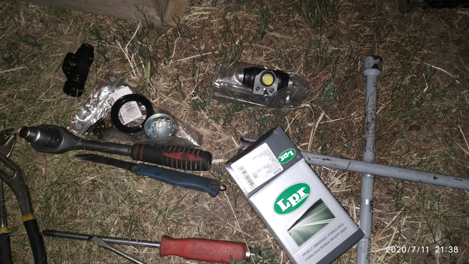 Задний правый тормозной цилиндр, пыльник подшипника — Volkswagen Passat ...