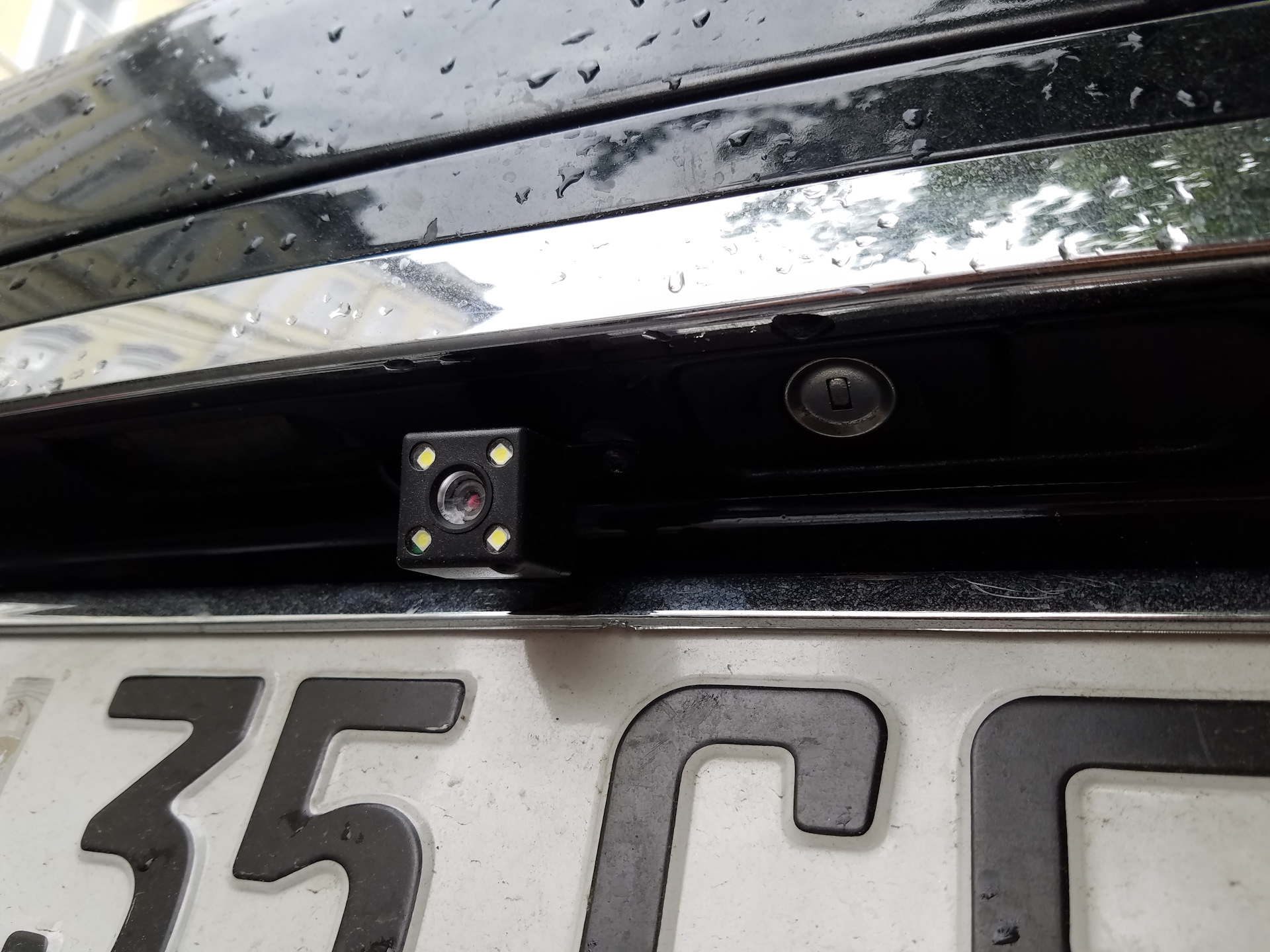 камера показывает черно белым