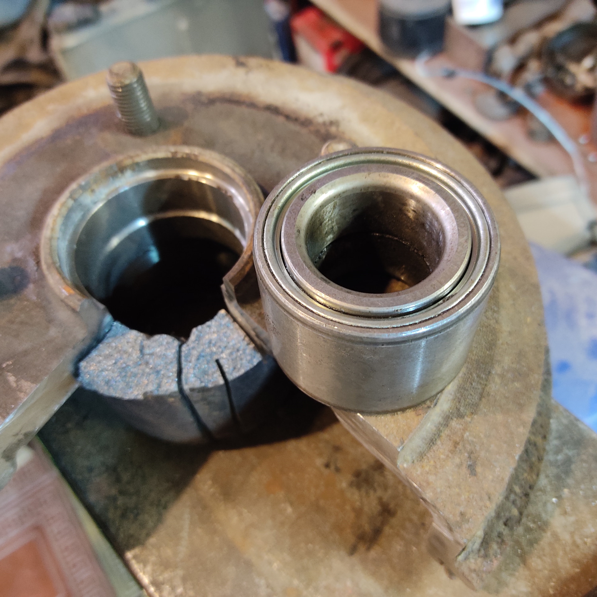 Замена подшипника в стиральной машине electrolux. Как вытащить полуось на урале 4320. Резец с подшипником. Наружная обойма подшипника вытащить. Как распилить подшипник.