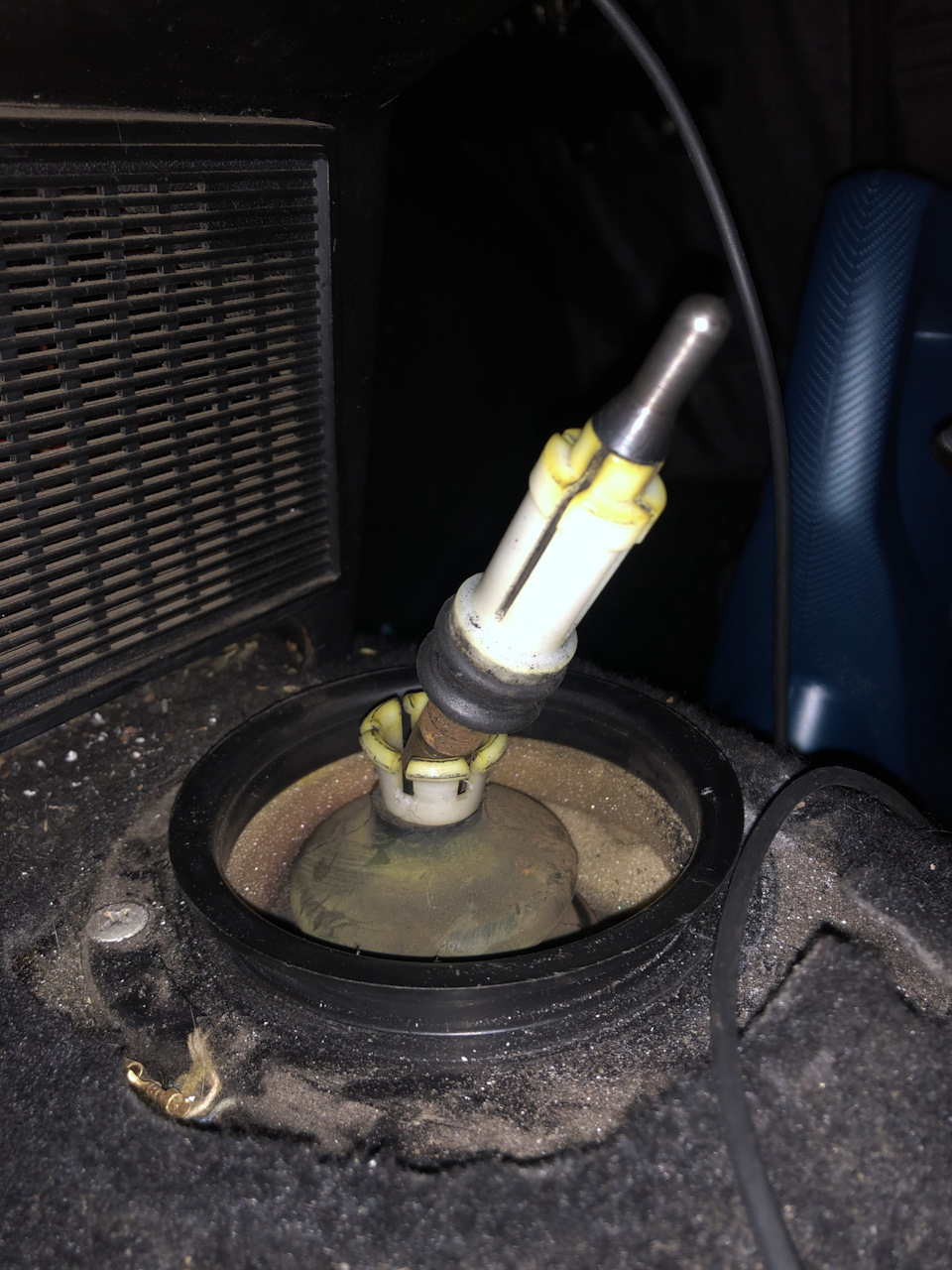 Для этого нам надо выщелкнуть запорную втулку, которая стоит в самом низу. Делается это с помощью плоской отвёрточки) Далее снимаем длинную центрующую втулку, аккуратно отгибая усики, и резиновый демпфер — Lada 2106