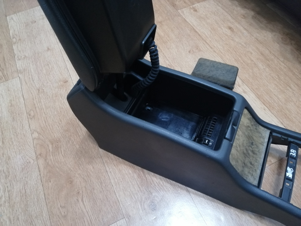 Авто с двумя телефонами в подлокотнике VOC 7n02tGQ3hJSE3jeHTHDt4GM 960