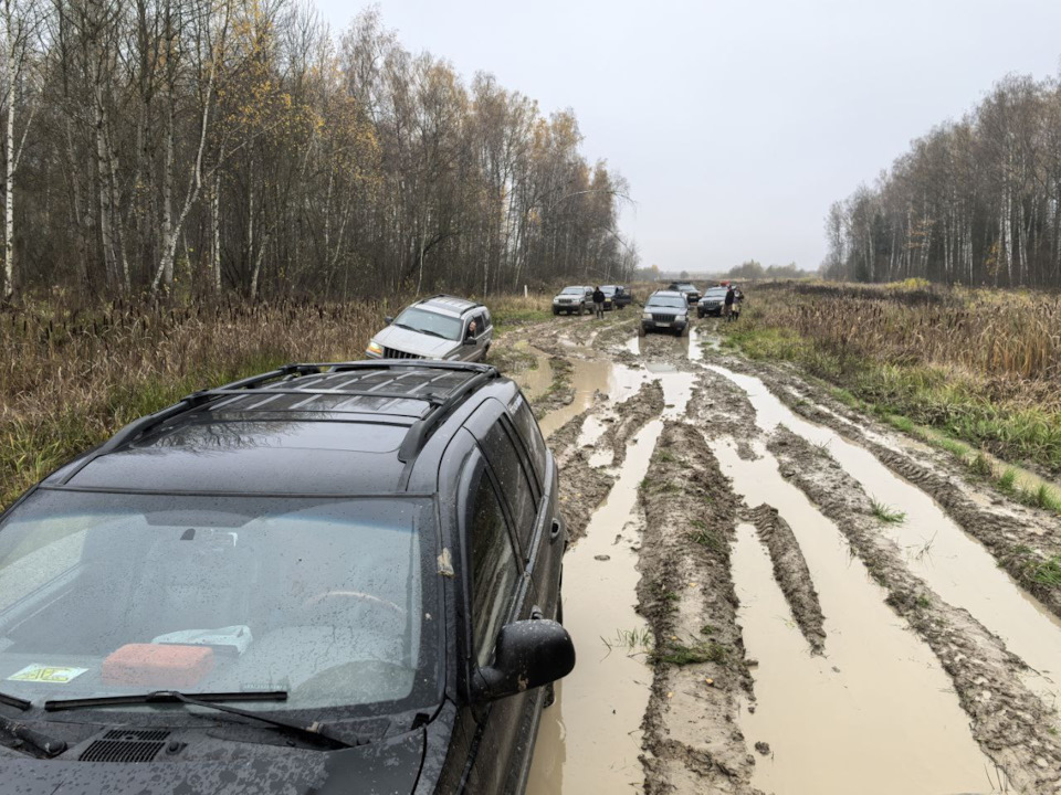 Я в первой луже, немного не доехав до твёрдого, сзади ещё один вжик прилёг, остальные бегают в поисках проезда — Jeep Grand Cherokee (WJ)