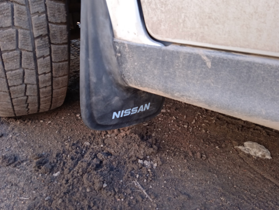 Заменил передние брызговики. — Nissan AD (Y12), 1,5 л, 2010 года ...