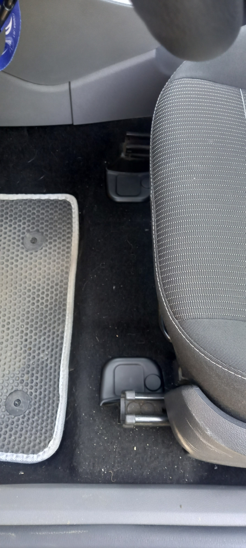 Заглушки крепления седенья — Ford Focus Hatchback II, 1,6 л, 2009 года ...