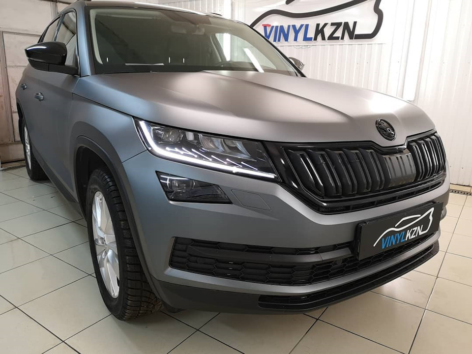 Передний парктроник кодиак. Skoda Kodiaq матовая. Шкода Кодиак в пленке. Шкода Кодиак матовый.