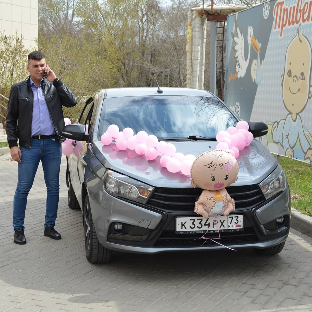 Встреча жены. Встретить с роддома. Встречаем из роддома. Забирают с роддома. Встреча жены с роддома с дочкой.