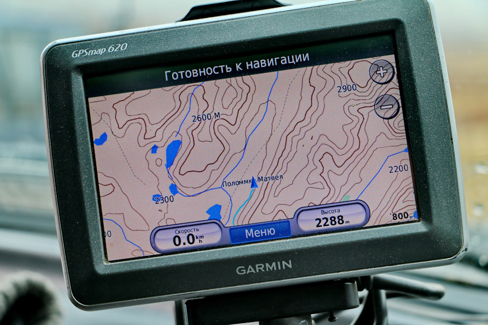 Многие говорят, что старый Garmin не удобен для подобных поездок. Картам не хватает детализации, нельзя добавить спутниковые снимки и вообще это уже прошлый век. . . Не знаю, кому как, а по мне так вполне информативное отображение местности. Пунктиром, приблизительно, наш маршрут отрисован. Названий гор нет, так это я в настройках лишние подробности отключил, включить- может и появились бы. — Toyota Land Cruiser 80