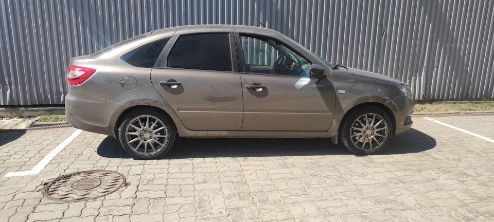 Ниже стала чуть-чуть, как будто так и было. — Lada Гранта Лифтбек (2G)