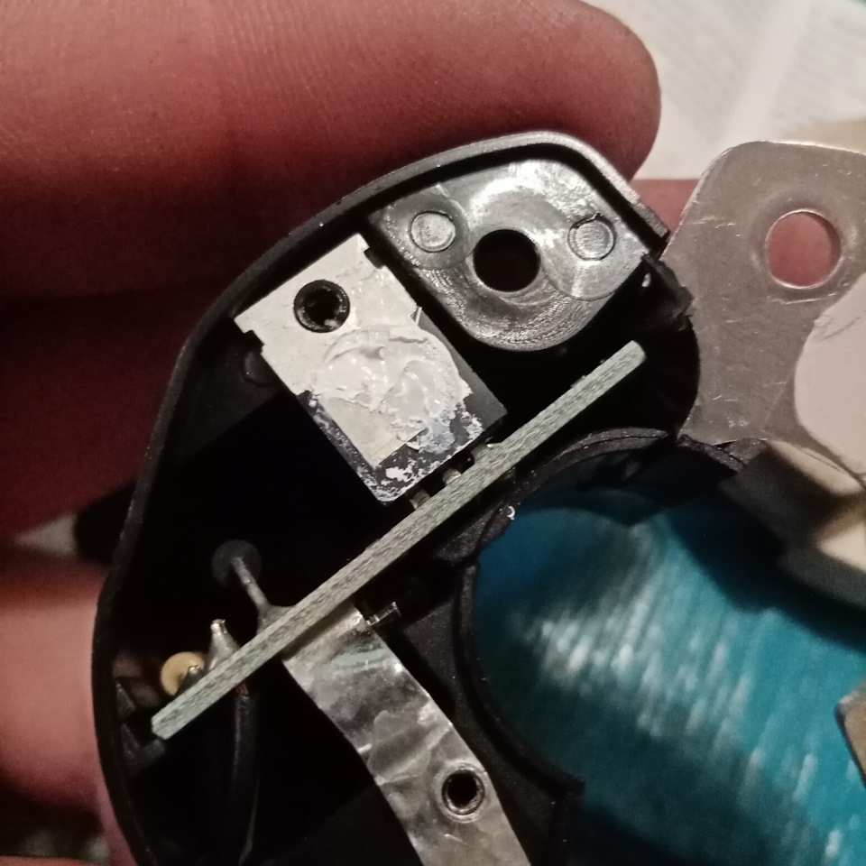 Фото нет, где я подложил под верх корпуса транзистора кусочек пластиковой бутылки, чтобы лучше его прижимало к алюминиевом основанию. И где всё промазал термопастой. Видите кусочек фольги-это МАССА транзистора! Ептить-едрить! Вот, что я забыл улучшить. Проводок подпаять и на массу вывести. Любой неконтакт, окисел и транзистор уснёт. Или сонарик. 😨😱 — Москвич Святогор