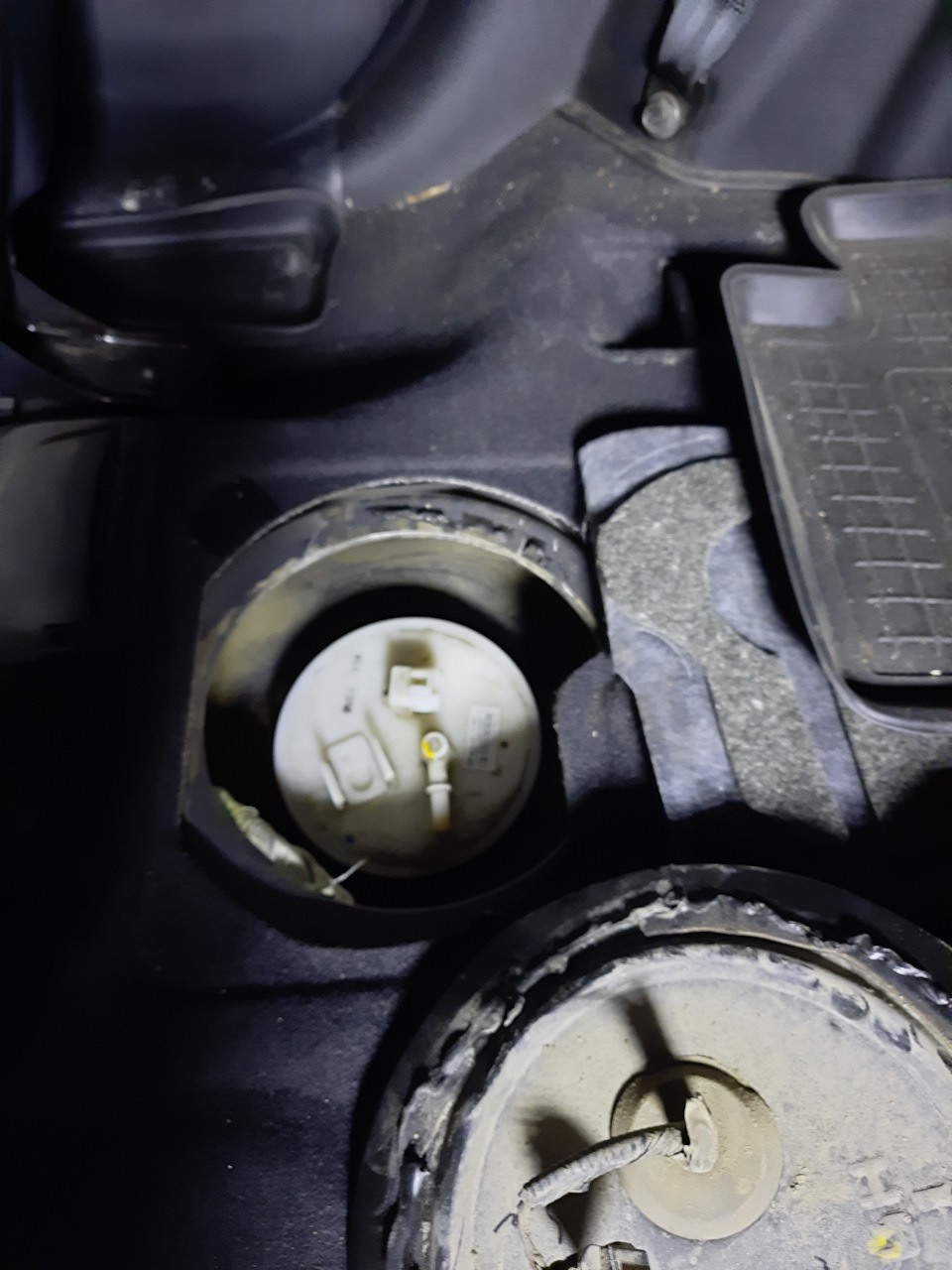 Как заменить топливный фильтр на КИА Соренто 2 поколения V6 3.5L?
