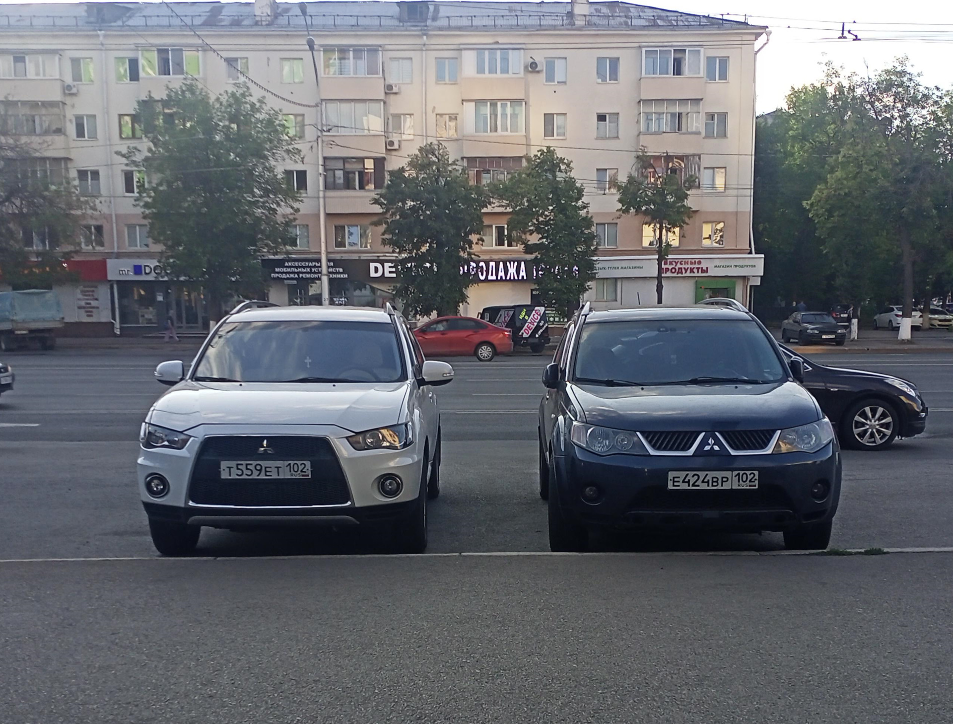 Фото первого XL рядом с 2010 и 2019г и другими авто — Mitsubishi Outlander  XL, 3 л, 2007 года | наблюдение | DRIVE2