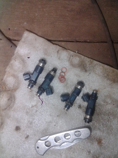 Замена прокладки подклапанной крышки, колец свечных колодцев, свечей и ...