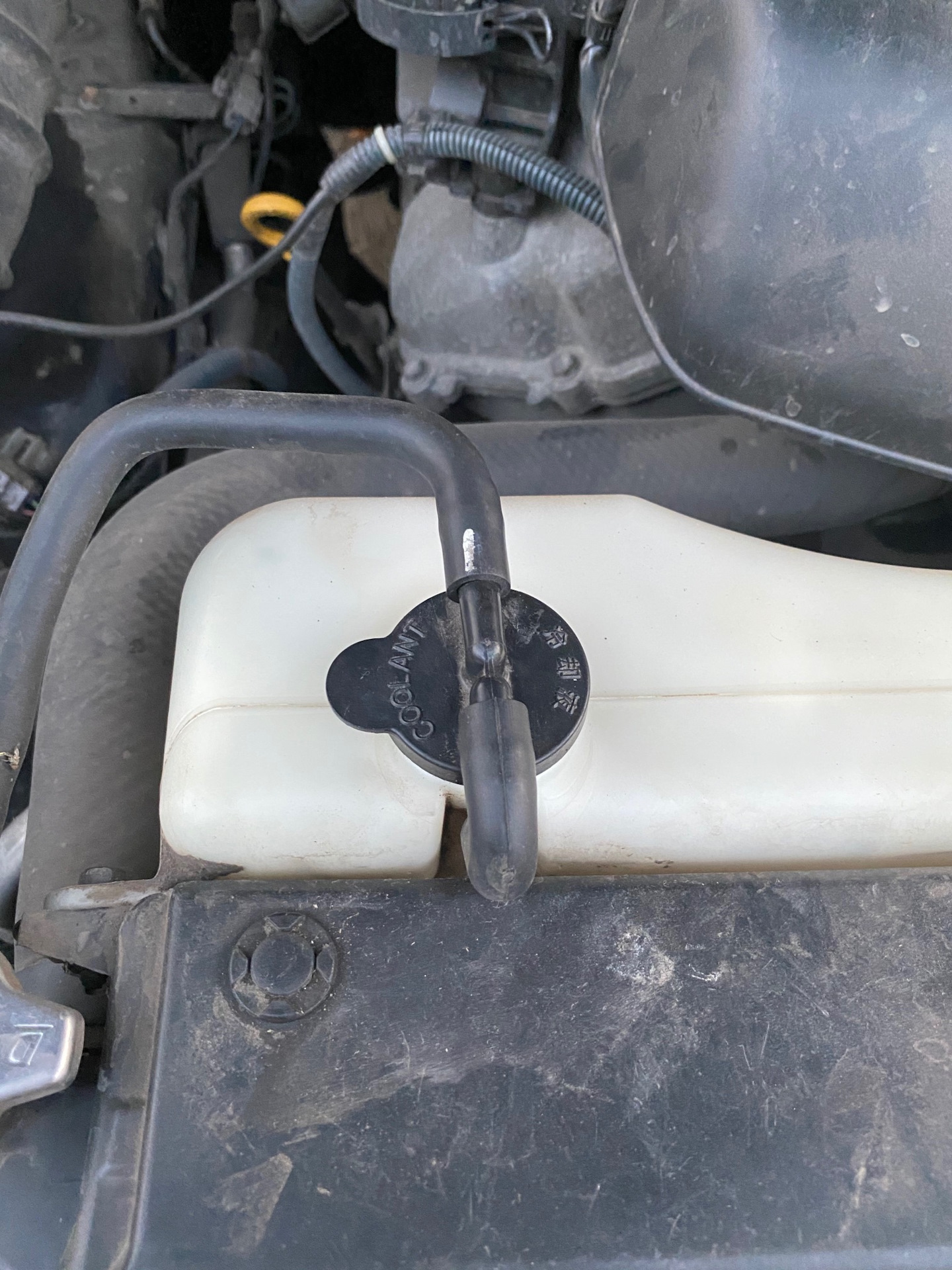 Как открыть крышку расширительного бачка Тойота Хайлюкс (Много фото ...