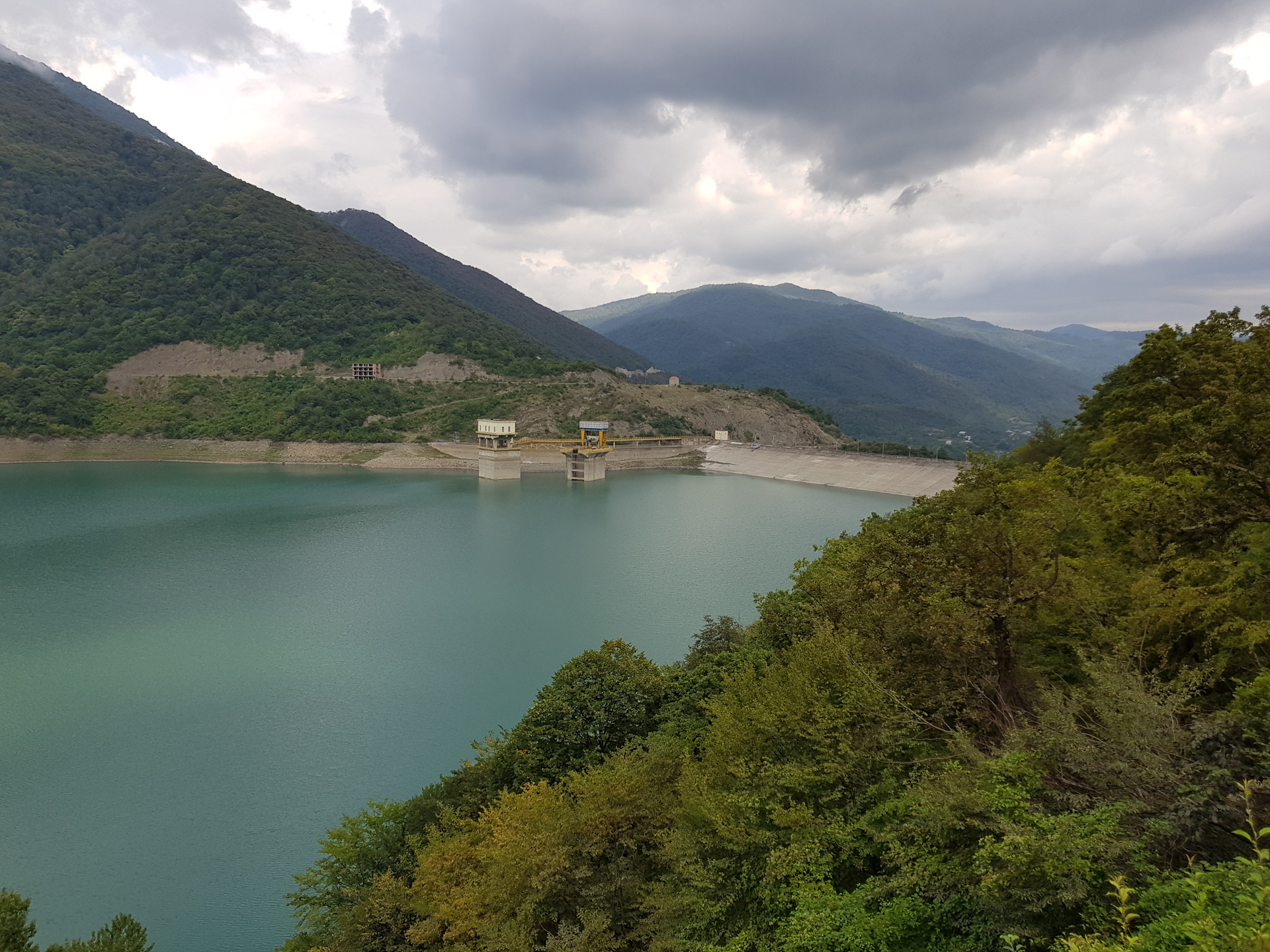 Фото жинвальское водохранилище