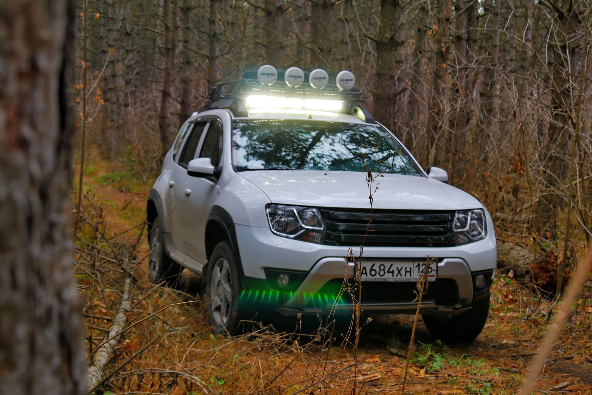 Света дастер. Светодиодная балка Duster. Светодиодная балка на Дастер. Renault Duster светодиодная балка. Светодиодная балка на крышу Рено Дастер.