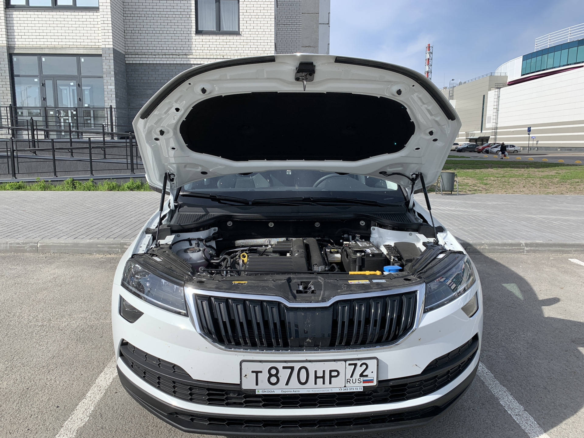 Капот шкода карок. Шкода Карок капот. Skoda Karoq 1.4 под капотом. Капот Шкода Кодиак. Открытый капот Шкода Кодиак.