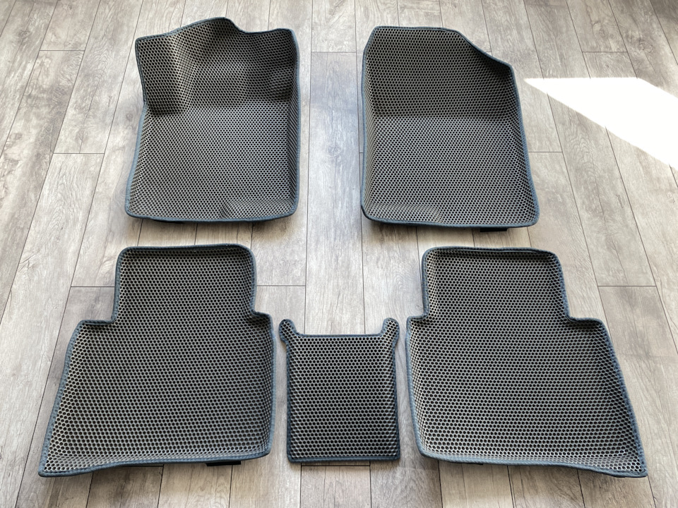 Существует два варианта ковров — с перемычкой по центру и без. Мне она была нужна, поэтому выбрал комплектацию с ней. — Haval Jolion