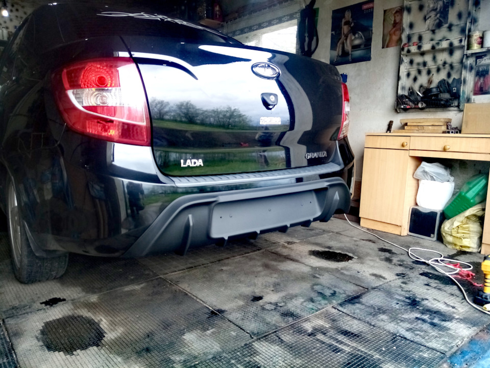 Диффузор заднего бампера приора седан. Диффузор на гранту бампер. Усилитель заднего бампера гранта фл седан. Диффузор заднего бампера гранта фл. 865521j000.