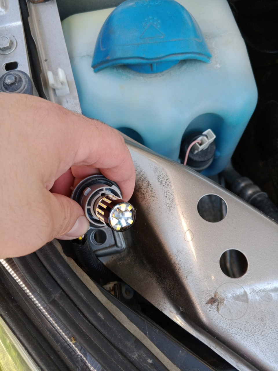 Вставил в цоколь, перепутать не возможно, ведьусики на цоколе не симметричны. — Lada Гранта Лифтбек (2G)