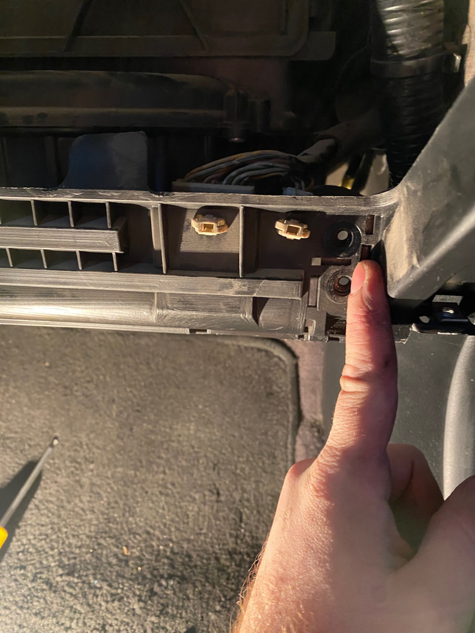 Снимаем бардачок. Далее, как описано в инструкции, пилим эту планку, там есть специальные, отмеченные места под нож(ножовку)кому как, главное резать ее так, чтоб она потом прикрутилась! Внизу скинул Схему Как Правильно! А то отпилите отверстия от болтов, то тогда выбросите ее) да и без нее я думаю там нечего страшного не будет. — Honda Accord (7G)