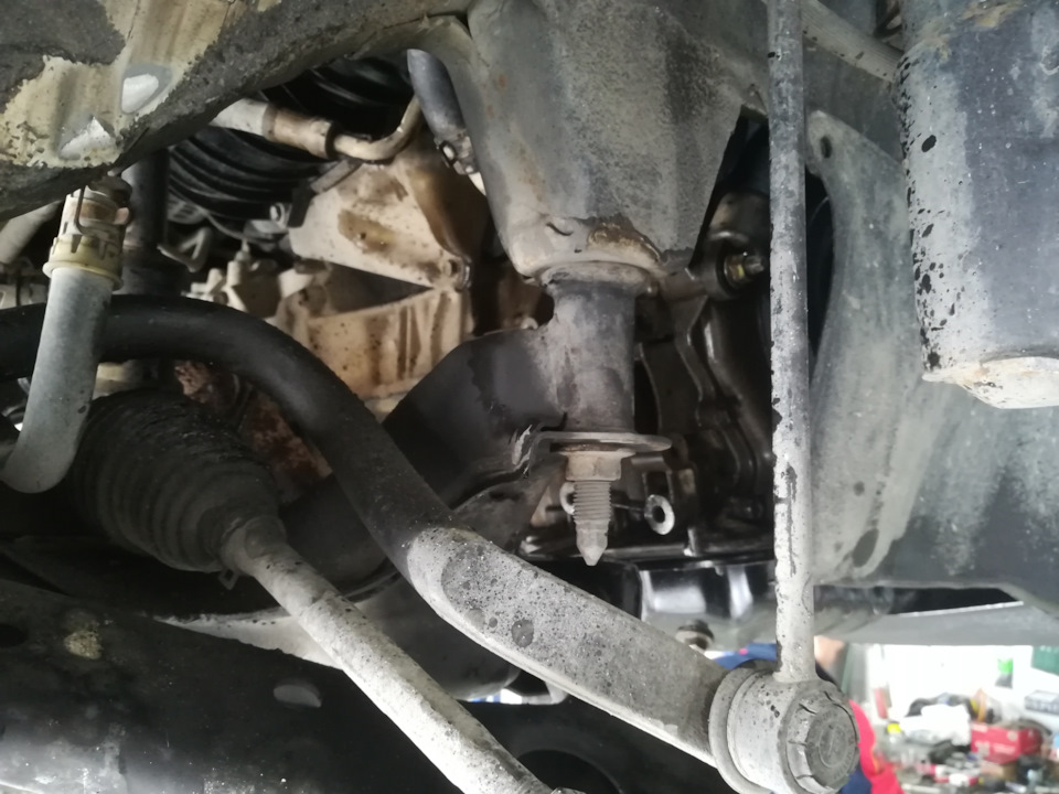 Замена пыльник внутренней гранаты — Toyota Voxy, 2 л, 2002 года ...