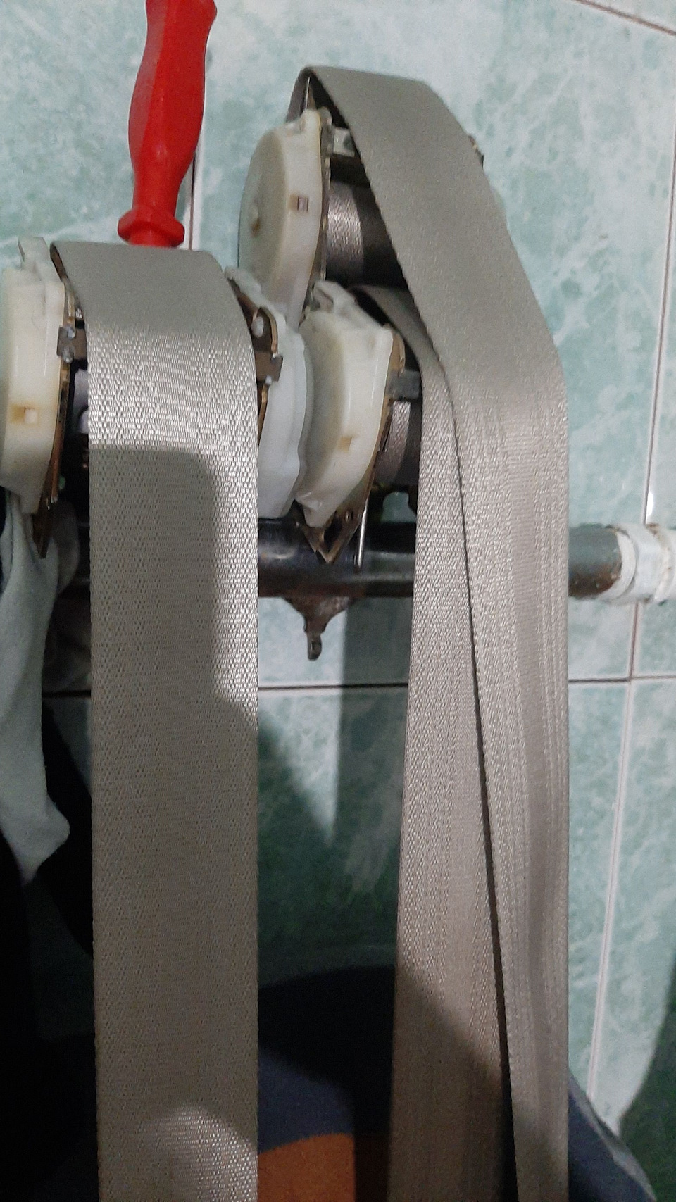 Чистка ремней безопасности задних пассажиров — Mitsubishi Galant (8G ...