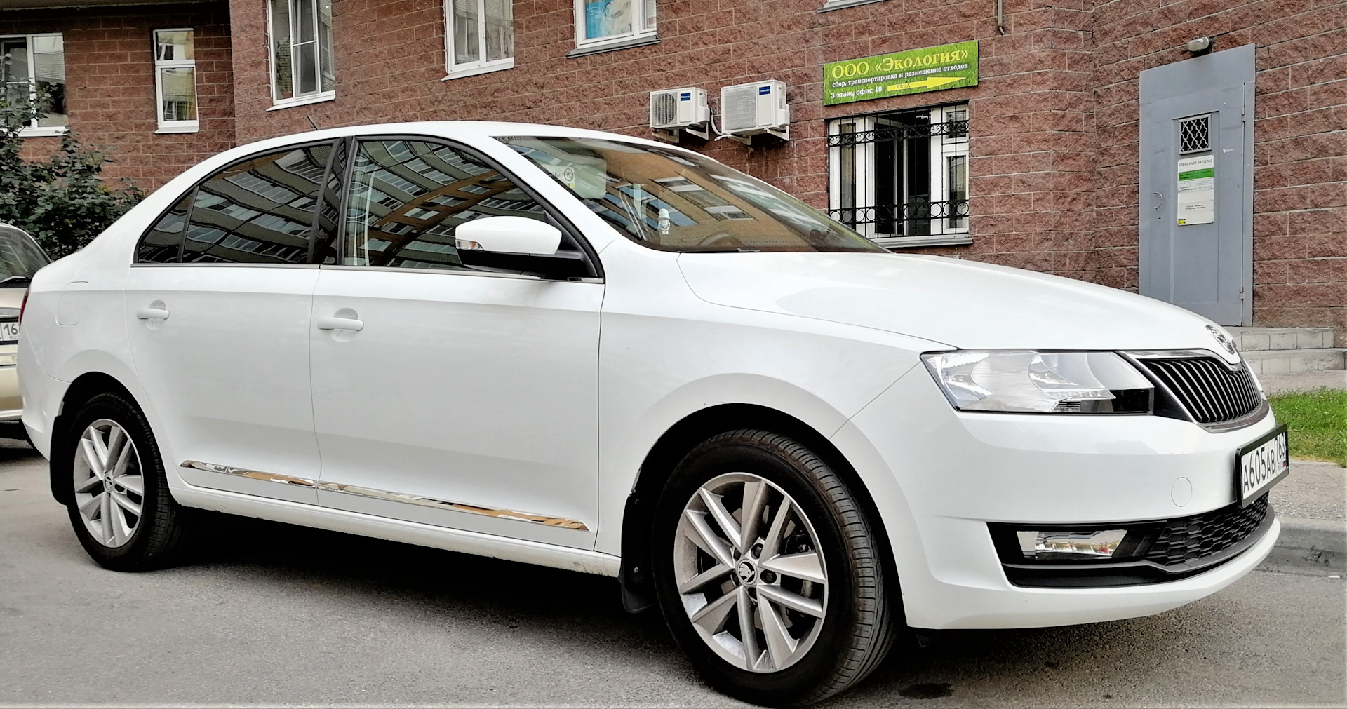 Молдинги рапид. Молдинги Skoda Rapid. Skoda Rapid хромированные молдинги. Передний молдинг на шкоду Рапид. Молдинги Шкода Рапид 2016.