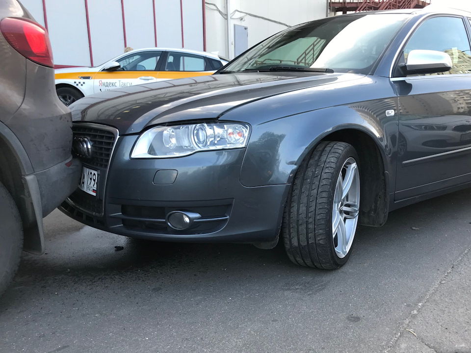 И так не страшно? Но по следу на асфальте видно, кстати, насколько машину отбросило назад. Удар такой нормальный был. — Audi A4 Avant (B7)