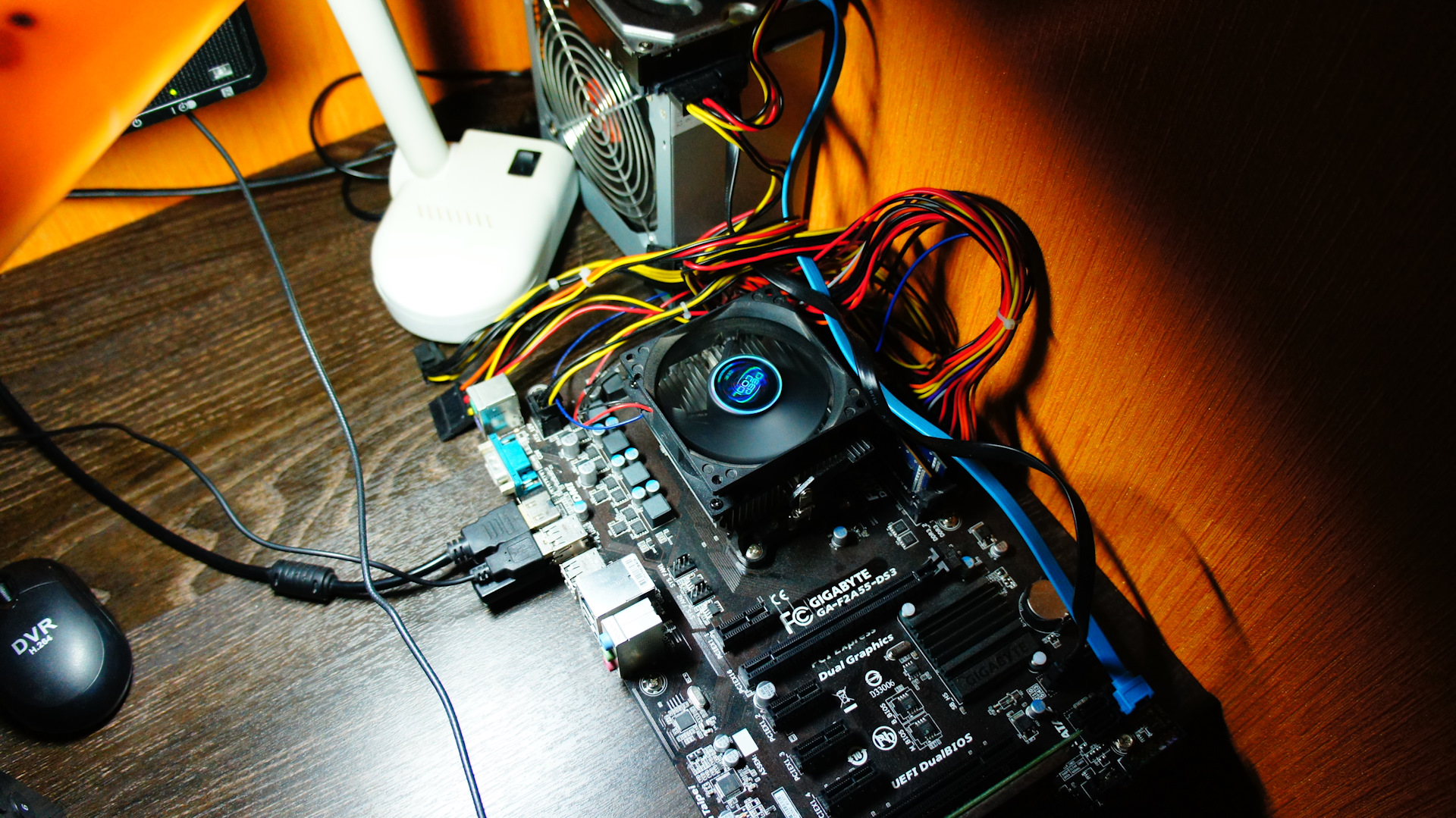 Аппаратное и программное обеспечение сети 8 класс. Асус материнская плата 4 слота оперативной памяти. Материнская плата пк с оперативной памятью. Программное обеспечение сети. Модуль а на компьютер.