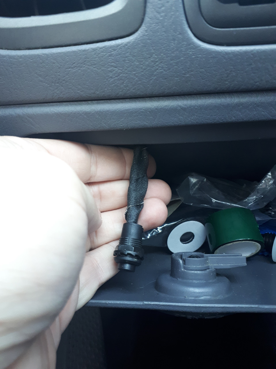 Кнопку вывел пока сюда. — Hyundai Accent (2G)