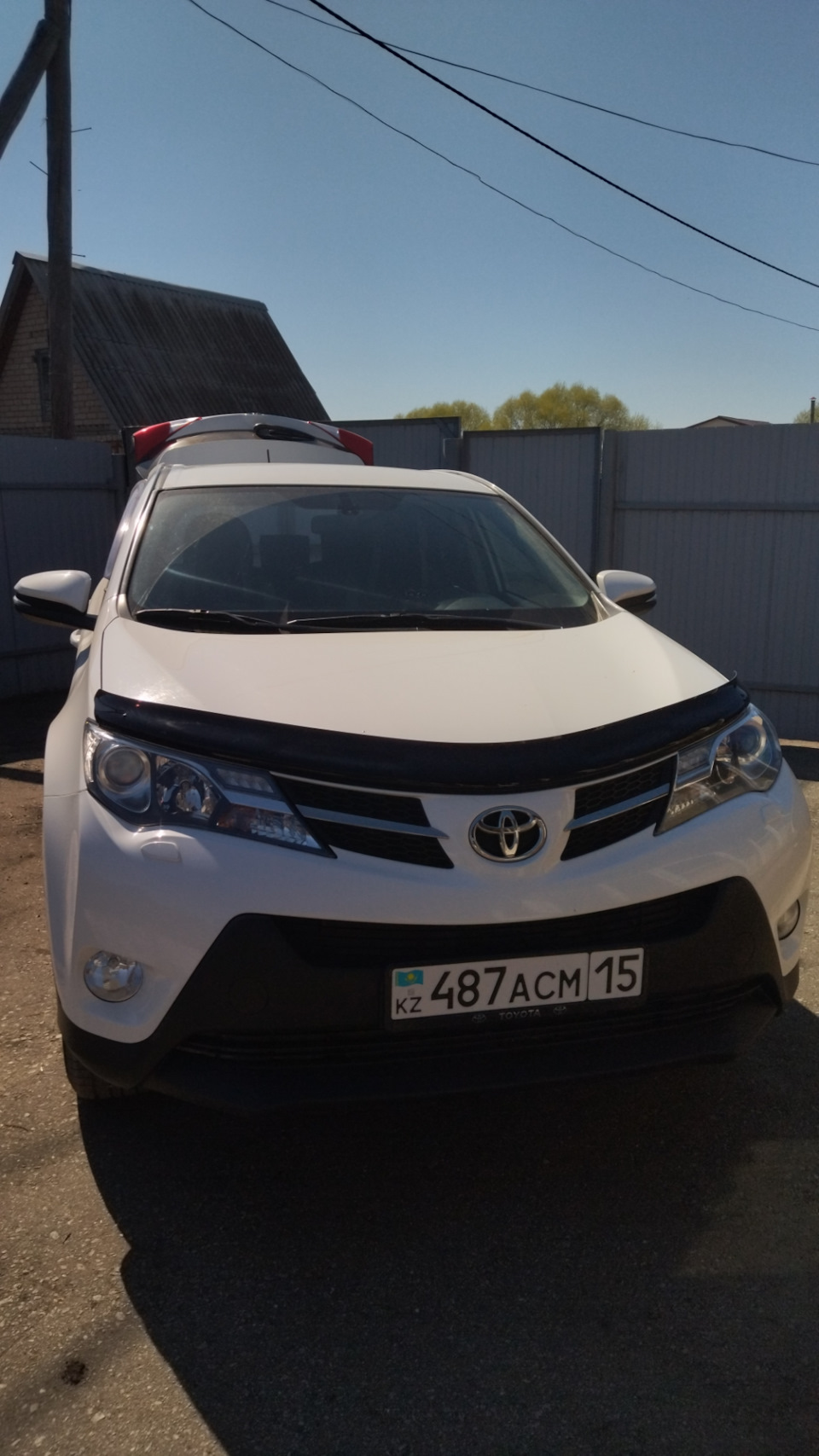 Установка дефлектора капота — Toyota RAV4 (IV), 2 л, 2014 года | своими  руками | DRIVE2