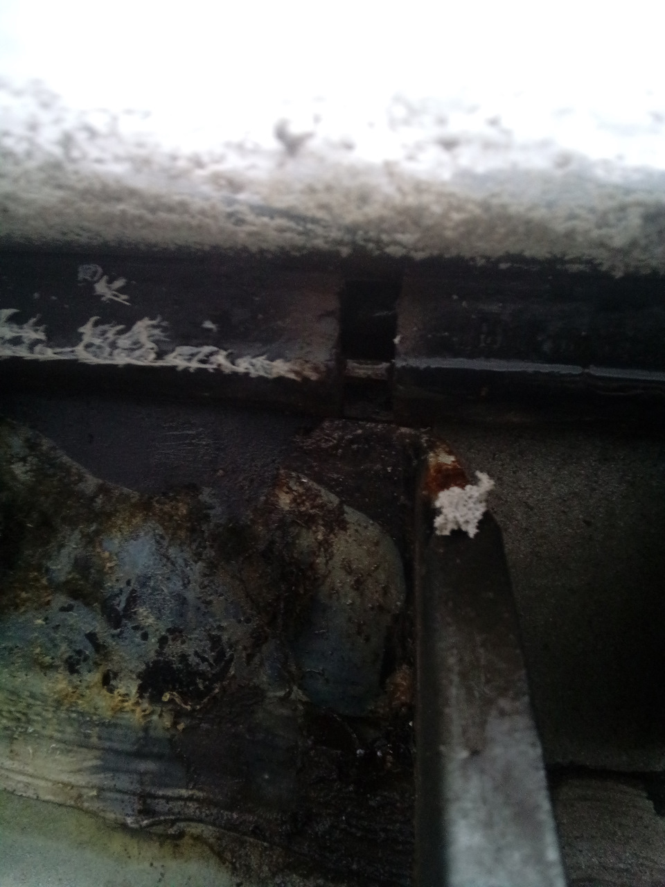 В эту щель в уплотнителем грязь ручьем идет — Lada 2120 Надежда