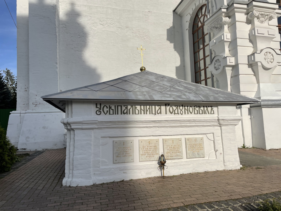 Усыпальница Годуновых — Cadillac Escalade (3G)