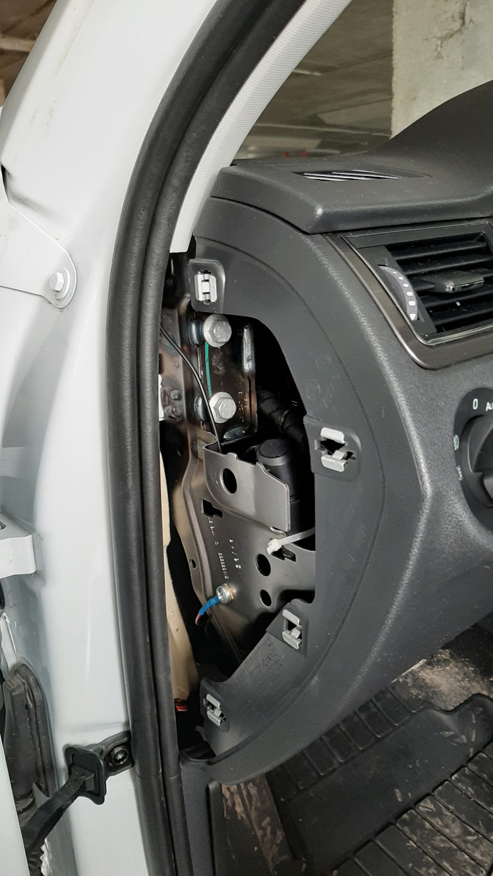 расположение предохранителей шкода рапид 2020