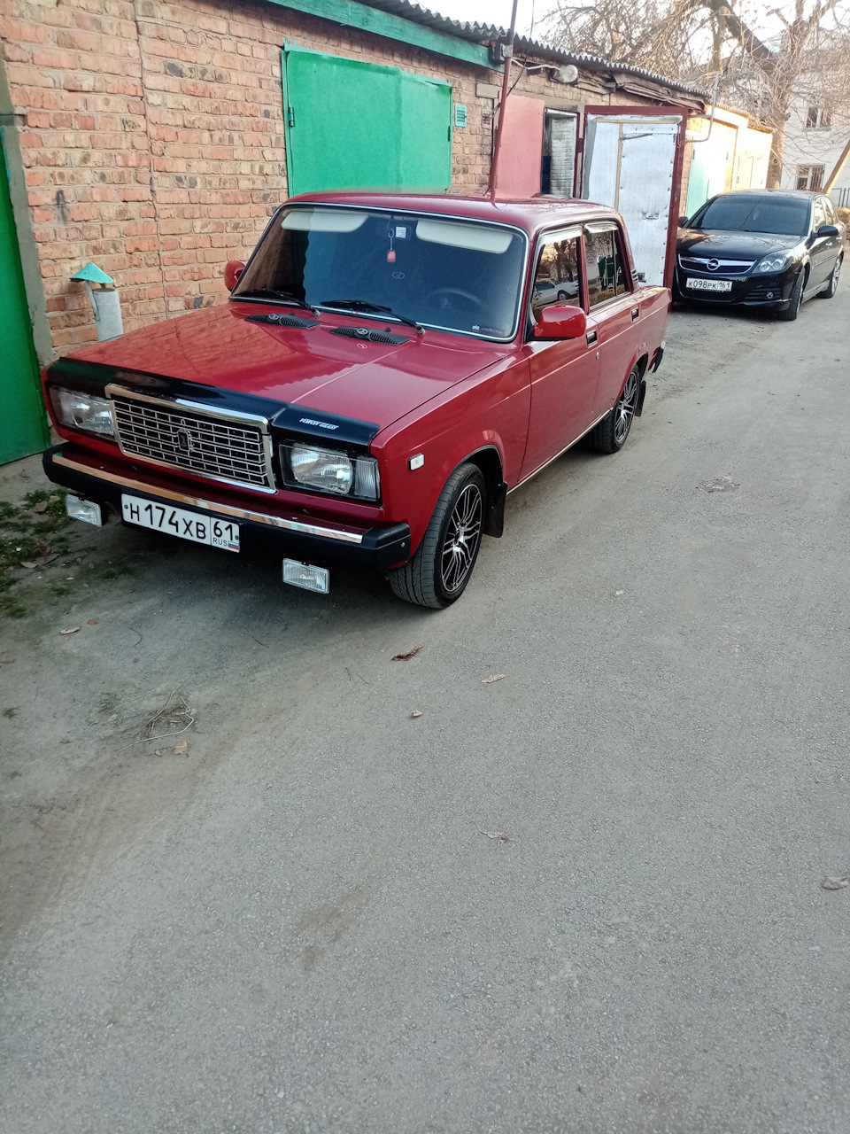 Ваз курская. Лада 2107 красная. Lada 2107 красная. Жигули 2107 красная. ВАЗ 2107 красная 2000.